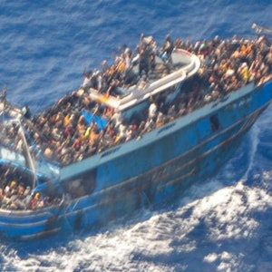 Zahlreiche Flüchtlinge sind auf dem völlig überfüllten Deck eines Fischerboots zu sehen, das später vor Südgriechenland kenterte und sank. Im Innenraum sollen noch zahlreiche weitere gewesen sein.