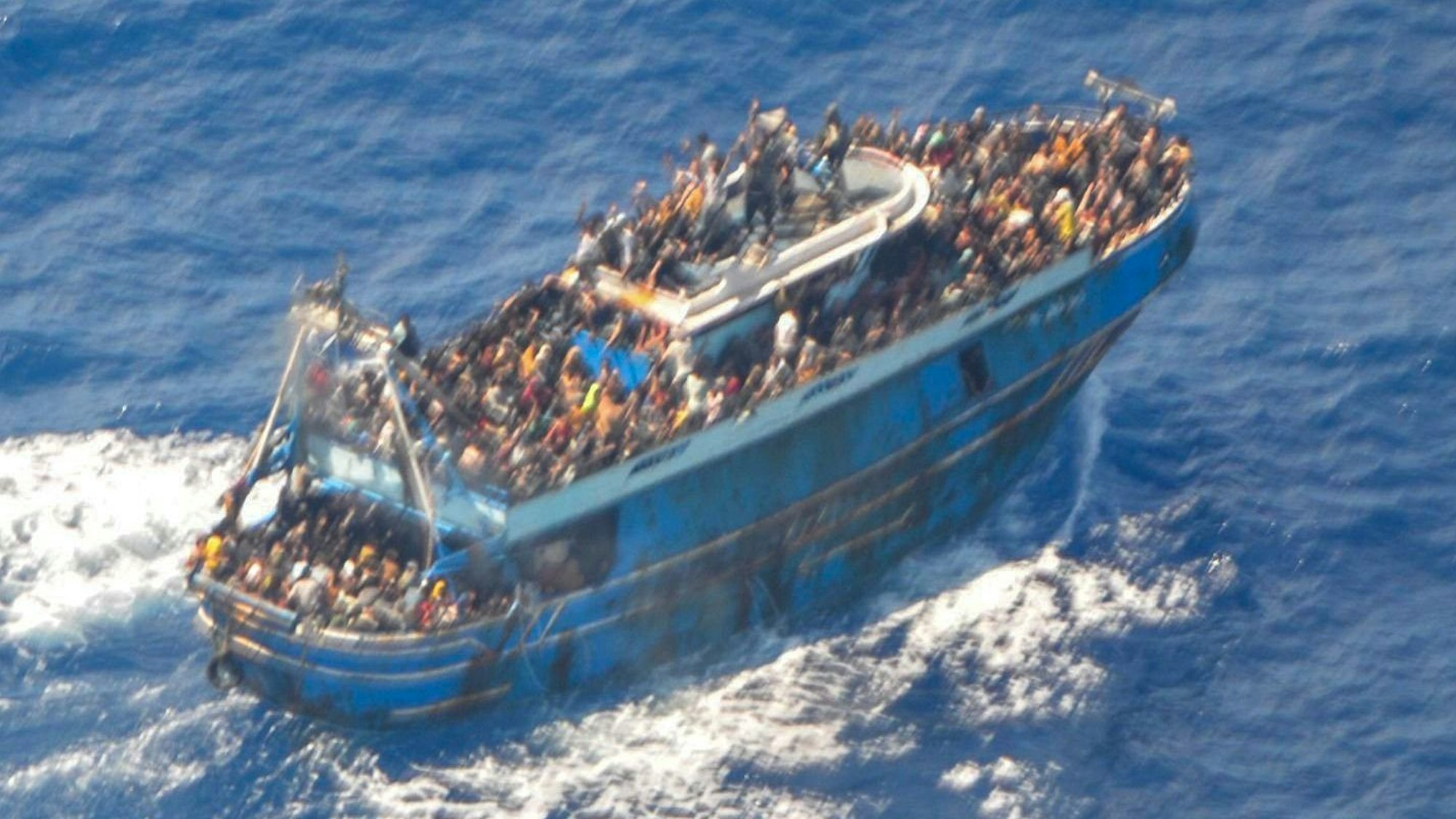 Zahlreiche Flüchtlinge sind auf dem völlig überfüllten Deck eines Fischerboots zu sehen, das später vor Südgriechenland kenterte und sank. Im Innenraum sollen noch zahlreiche weitere gewesen sein.