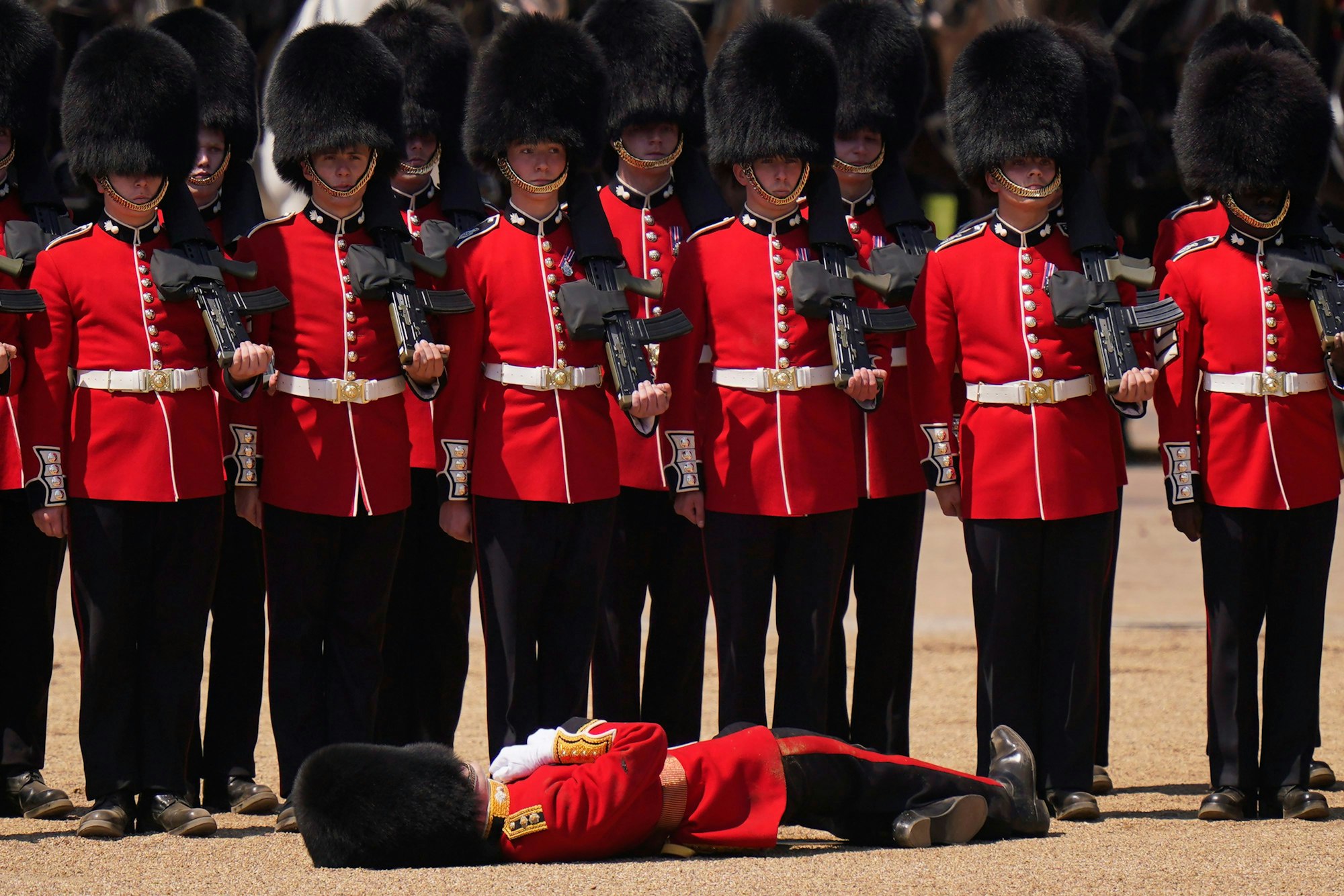 London: Ein Soldat fällt während der Generalprobe für die Geburtstagsparade Trooping the Colour für König Charles III. in Ohnmacht.