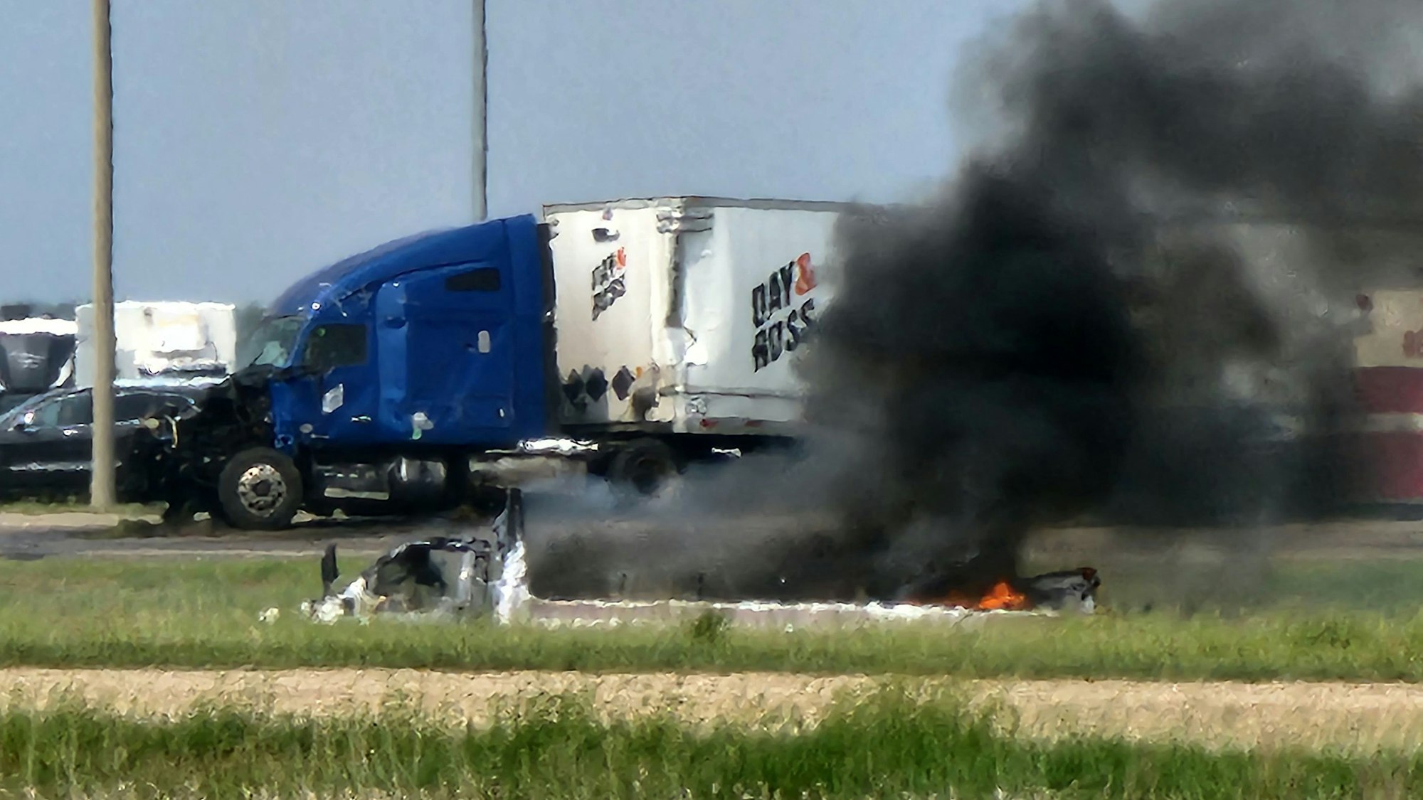 Nach einem Verkehrsunfall mit 15 Toten steigt Rauch aus einem Auto auf.