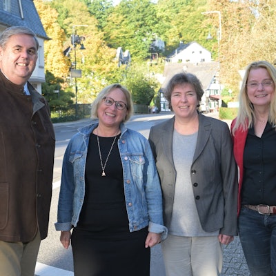 Der Dauerstreit im Rathaus zwischen Bürgermeisterin Bondina Schulze (Grüne) und dem Ersten Beigeordneten Ulrich Kowalewski (CDU) hat ein Ende. Vier Personen schauen lächelnd in die Kamera.