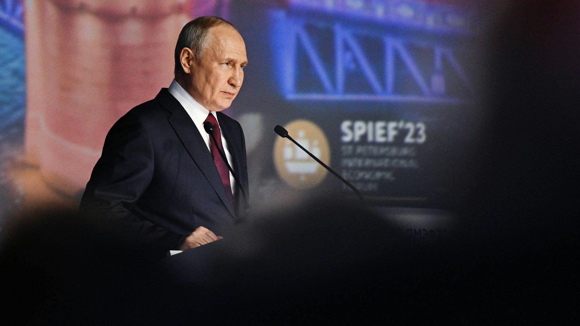 Ein Foto der russischen staatlichen Nachrichtenagentur RIA Novosti zeigt Wladimir Putin bei seiner Rede beim Wirtschaftsforum in St. Petersburg.