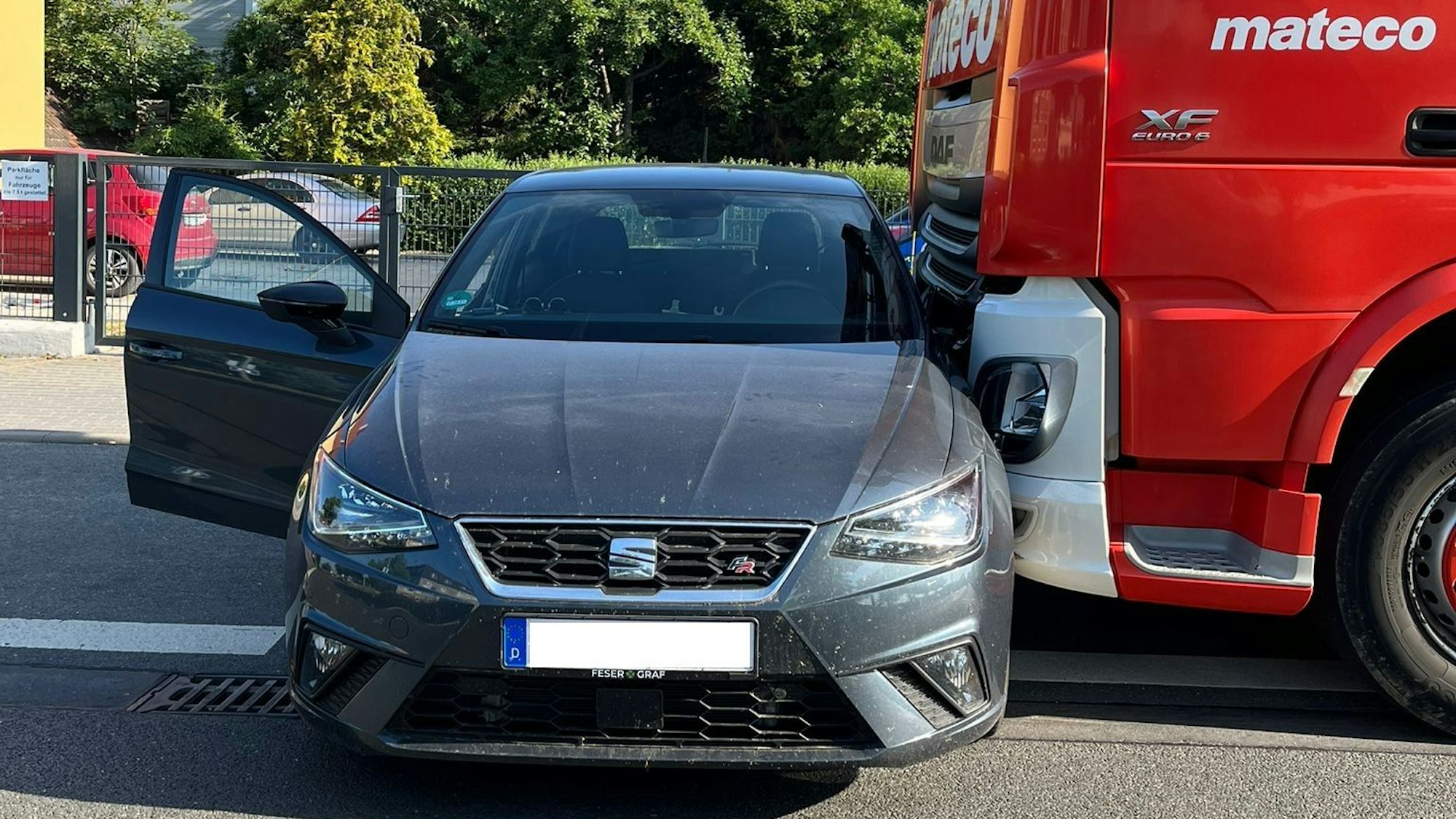 Der Schaden am Seat-Kleinwagen ist erheblich, nachdem ein Lkw ihn rund 200 vor sich hergeschoben hat.