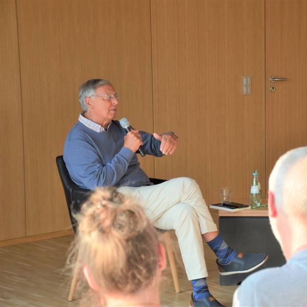 Das Foto zeigt Wolfgang Bosbach im Gespräch mit Ulli Potofski.