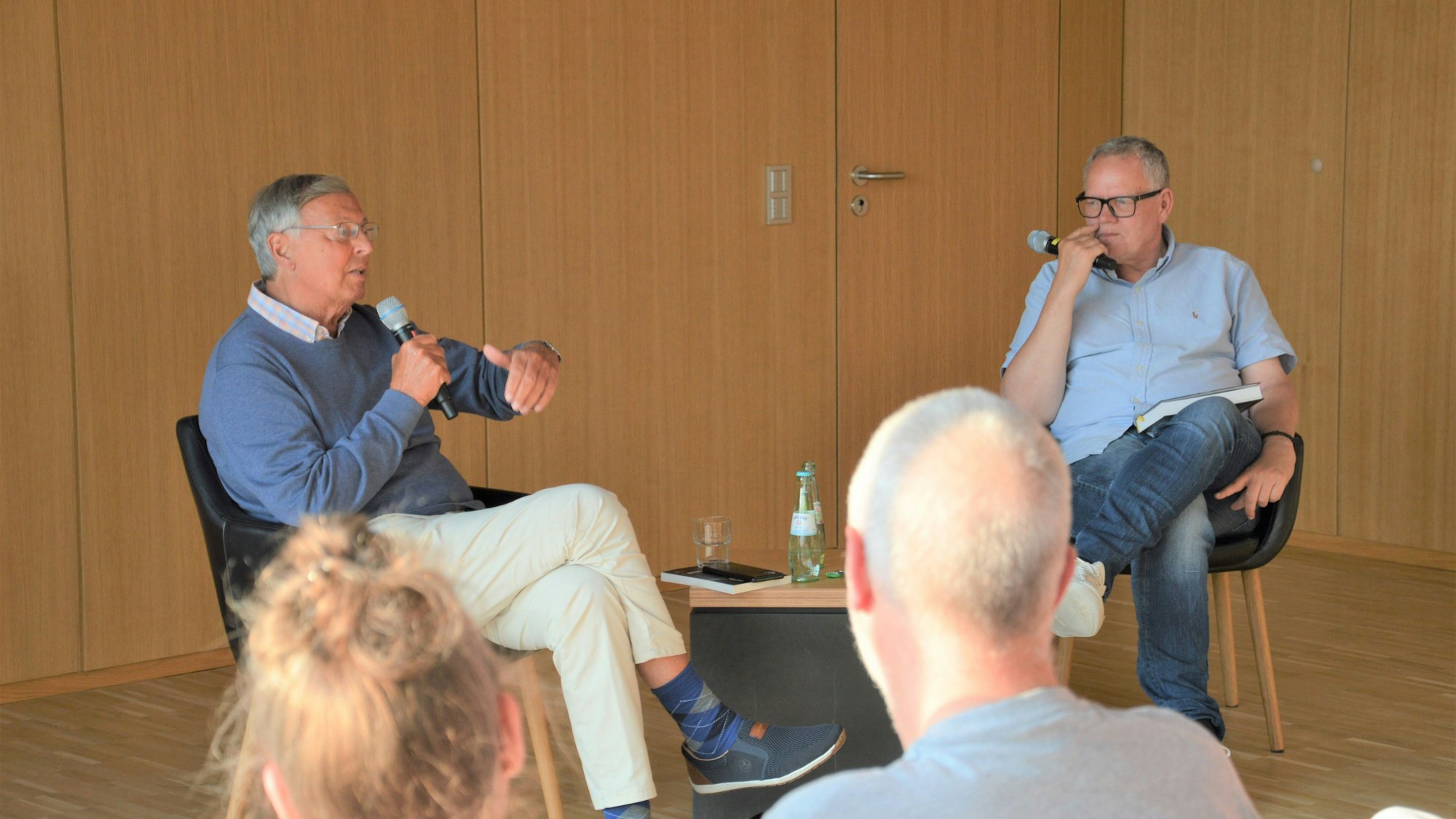Das Foto zeigt Wolfgang Bosbach im Gespräch mit Ulli Potofski.