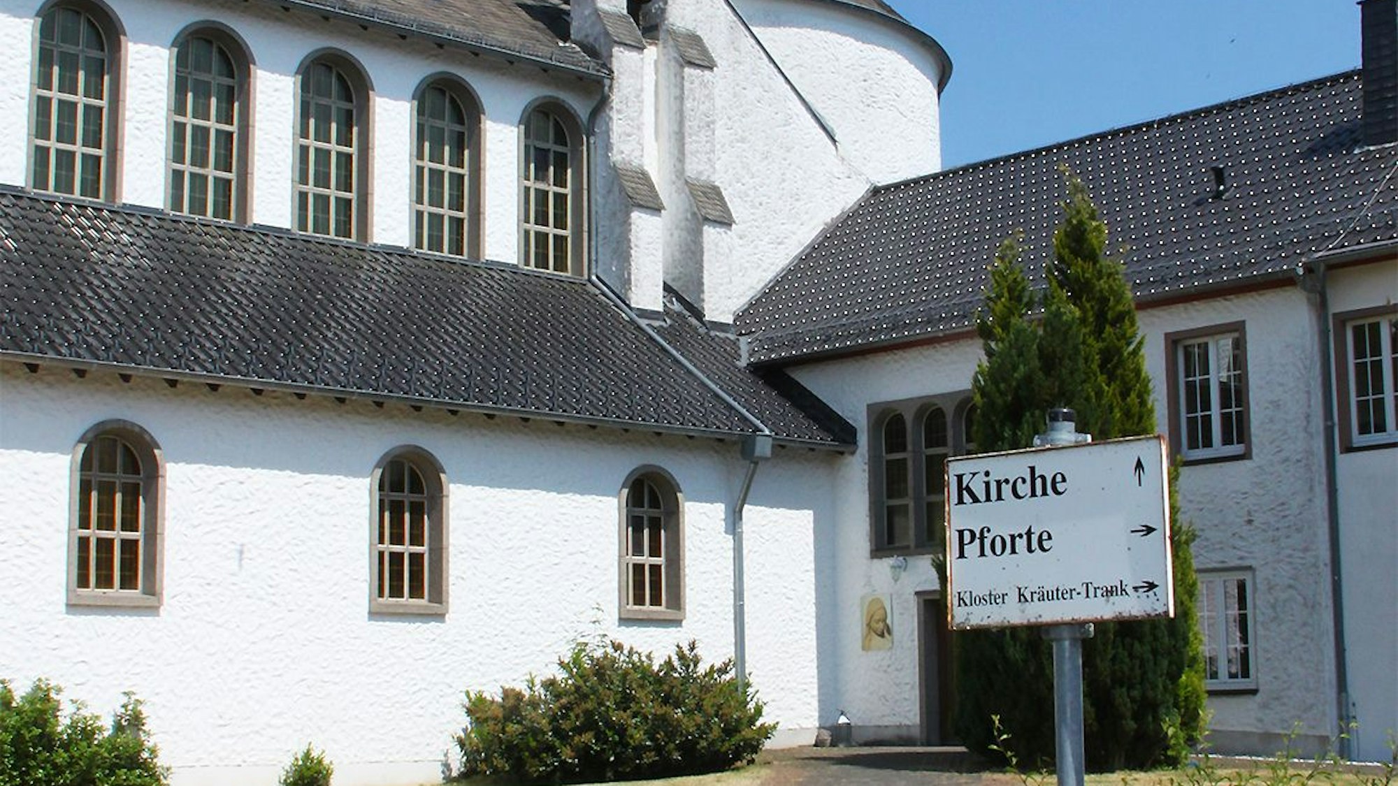 Das Bild zeigt das ehemalige Kloster Maria Frieden bei Dahlem.