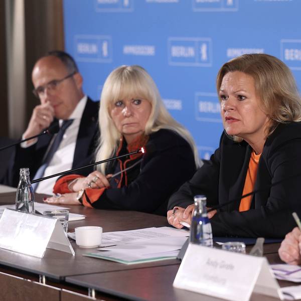 Peter Beuth (CDU, l-r), Innenminister von Hessen, Iris Spranger (SPD), Berlins Innensenatorin, Nancy Faeser (SPD), Bundesinnenministerin, und Andy Grote (SPD), Hamburgs Innensenator, nehmen an einer Pressekonferenz nach dem Abschluss der Innenministerkonferenz (IMK) teil.