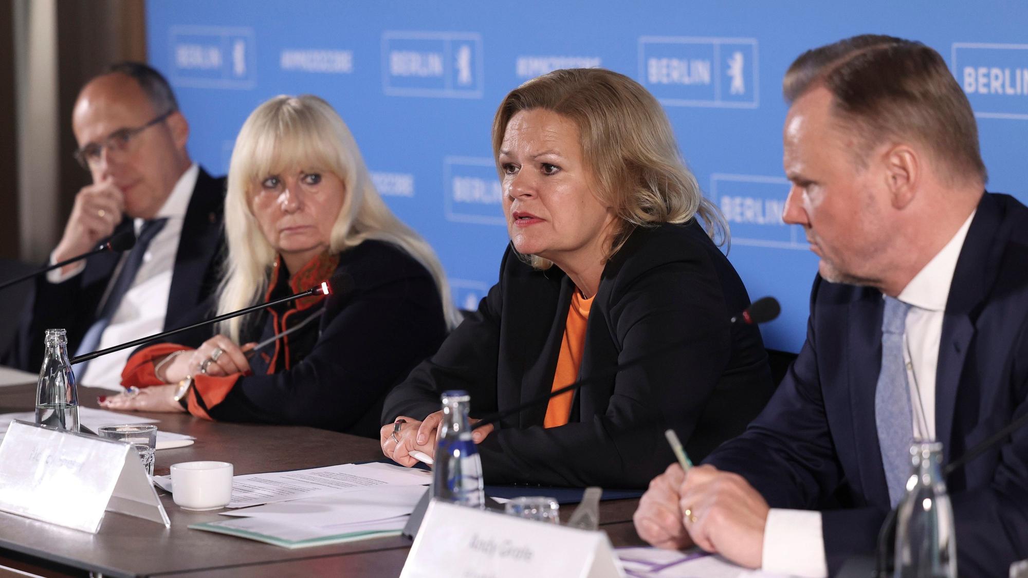 Peter Beuth (CDU, l-r), Innenminister von Hessen, Iris Spranger (SPD), Berlins Innensenatorin, Nancy Faeser (SPD), Bundesinnenministerin, und Andy Grote (SPD), Hamburgs Innensenator, nehmen an einer Pressekonferenz nach dem Abschluss der Innenministerkonferenz (IMK) teil.