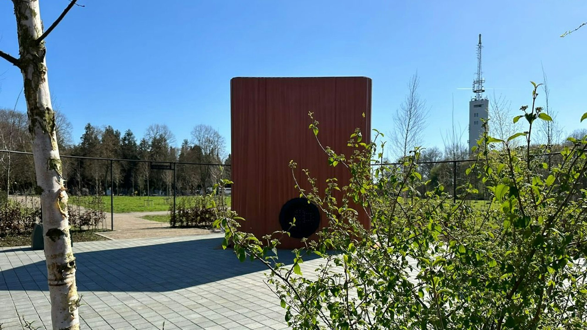 Blick auf den rötlichen Memorial Cube in Maastricht.