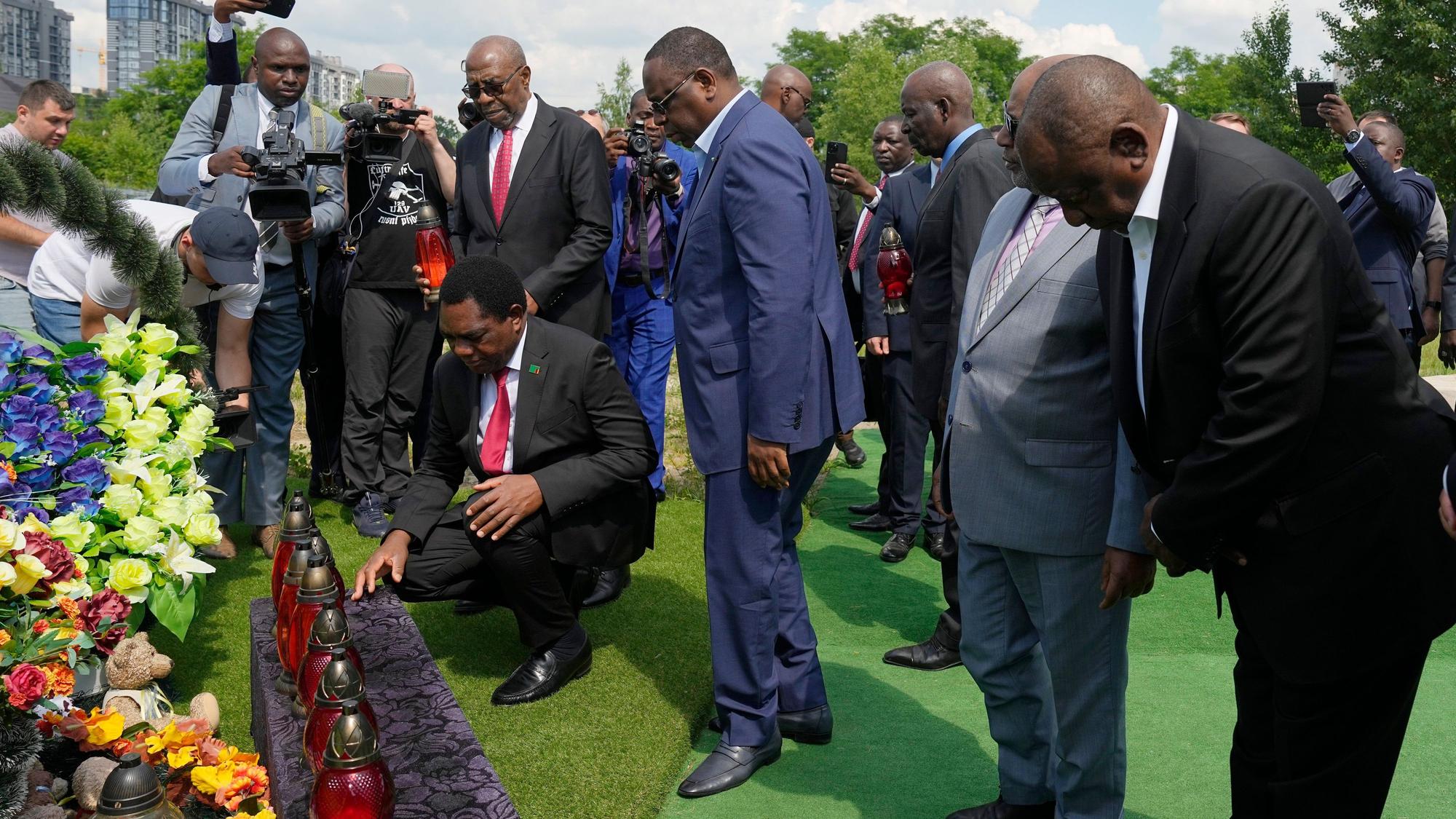 Gedenken in Butscha: Südafrikas Präsident Cyril Ramphosa (r.) besucht mit Kollegen von den Komoren, aus Senegal und Sambia den Ort des von russischen Truppen verübten Massakers nahe Kiew.