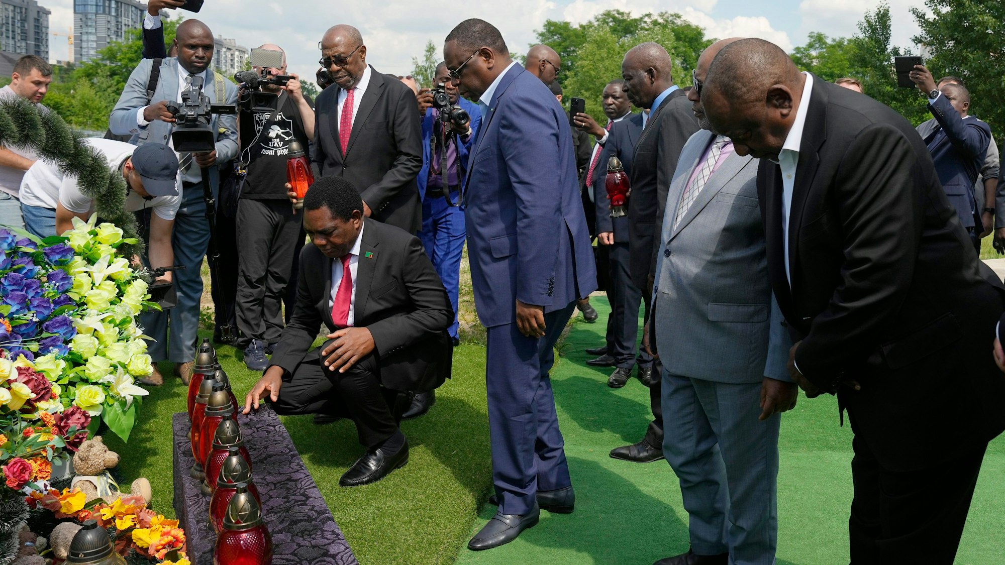 Gedenken in Butscha: Südafrikas Präsident Cyril Ramphosa (r.) besucht mit Kollegen von den Komoren, aus Senegal und Sambia den Ort des von russischen Truppen verübten Massakers nahe Kiew.