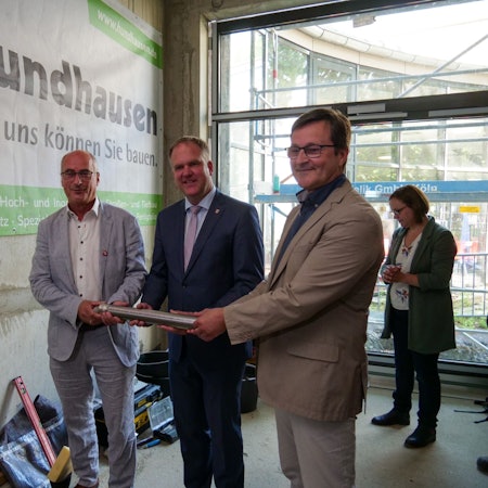 Den Grundstein für den Neubau von Bauteil A am Ernst-Mach-Gymnasium legten Helmut Heuer (Geschäftsführender Gesellschafter Heuer Faust), Bürgermeister Dirk Breuer und Schulleiter Martin Welz.