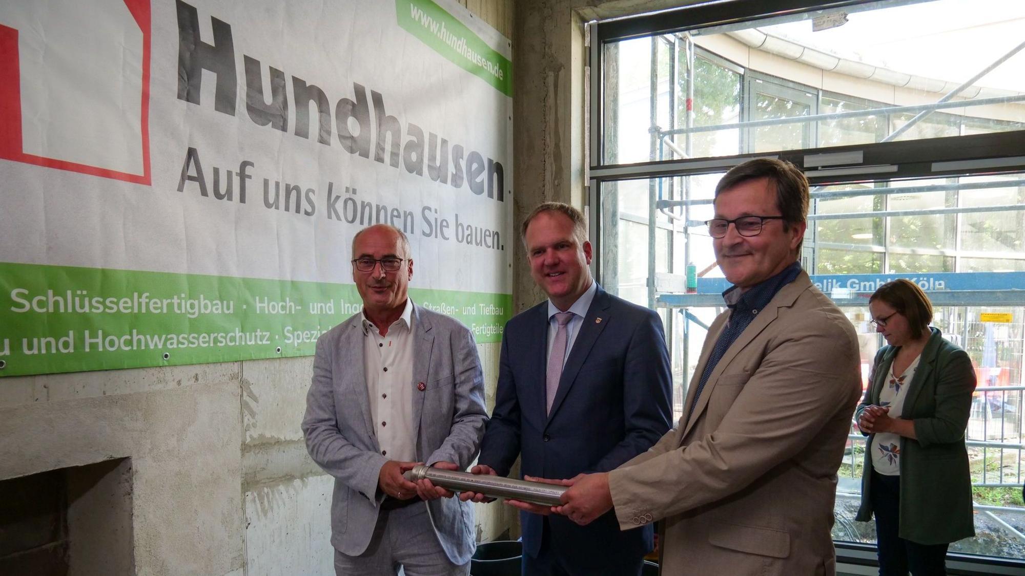 Den Grundstein für den Neubau von Bauteil A am Ernst-Mach-Gymnasium legten Helmut Heuer (Geschäftsführender Gesellschafter Heuer Faust), Bürgermeister Dirk Breuer und Schulleiter Martin Welz.