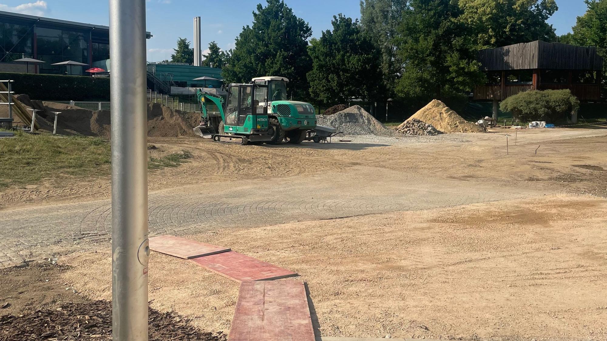 Bagger stehen auf einer Baustelle.