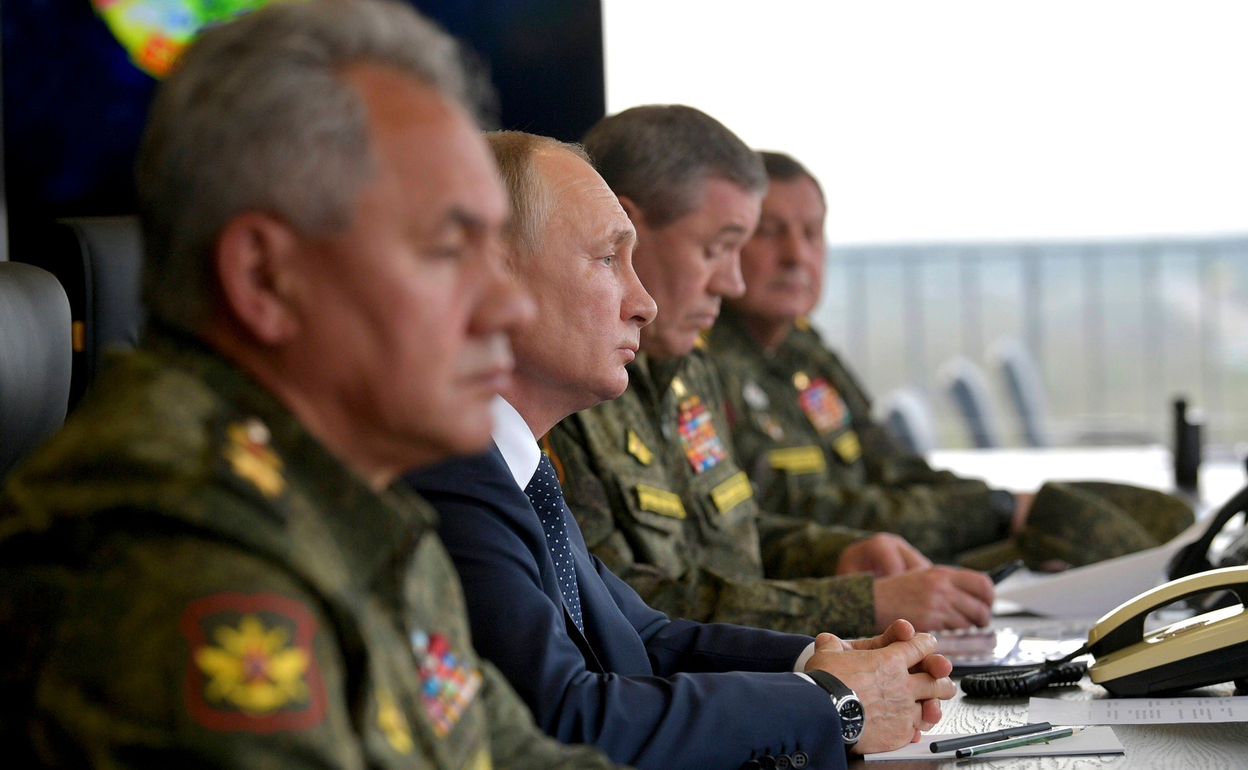 Keine Stellungnahme aus Moskau: Wladimir Putins Sprecher will Berichte über den Tod eines russischen Armeechefs nicht kommentieren. Auch von Verteidigugnsminister Sergei Schoigu (vorne) gibt es keine Stellungnahme zum mutmaßlichen Tod von Sergej Gorjatschew. (Archivbild)