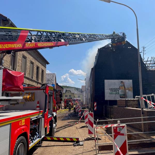 Das Bild zeigt den Einsatz der Drehleiter an der Einsatzstelle in Mechernich-Weyer.