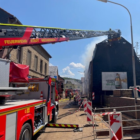 Das Bild zeigt den Einsatz der Drehleiter an der Einsatzstelle in Mechernich-Weyer.