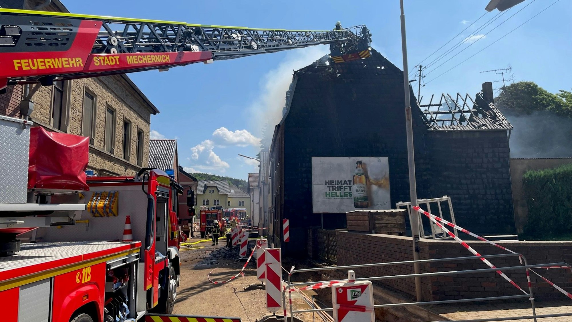 Das Bild zeigt den Einsatz der Drehleiter an der Einsatzstelle in Mechernich-Weyer.