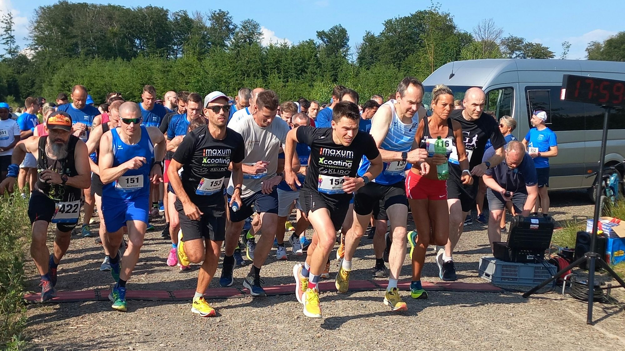 Zu sehen ist der Start eines Volkslaufes.