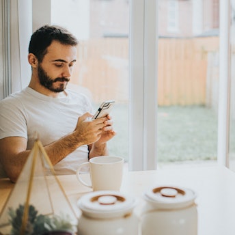 Mann und Frau sitzen am Tisch mit Tassen