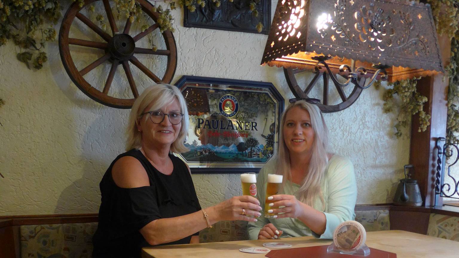 Gabi Fuhrmann und ihre Tochter Patricia Schmiechen stoßen an.