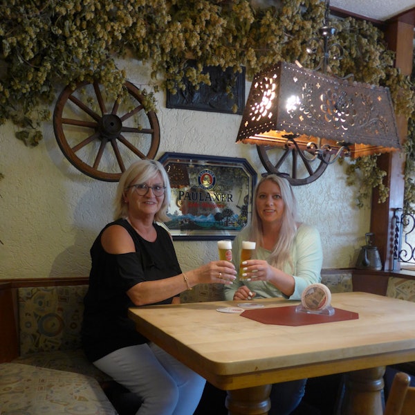 Gabi Fuhrmann und ihre Tochter Patricia Schmiechen stoßen an.