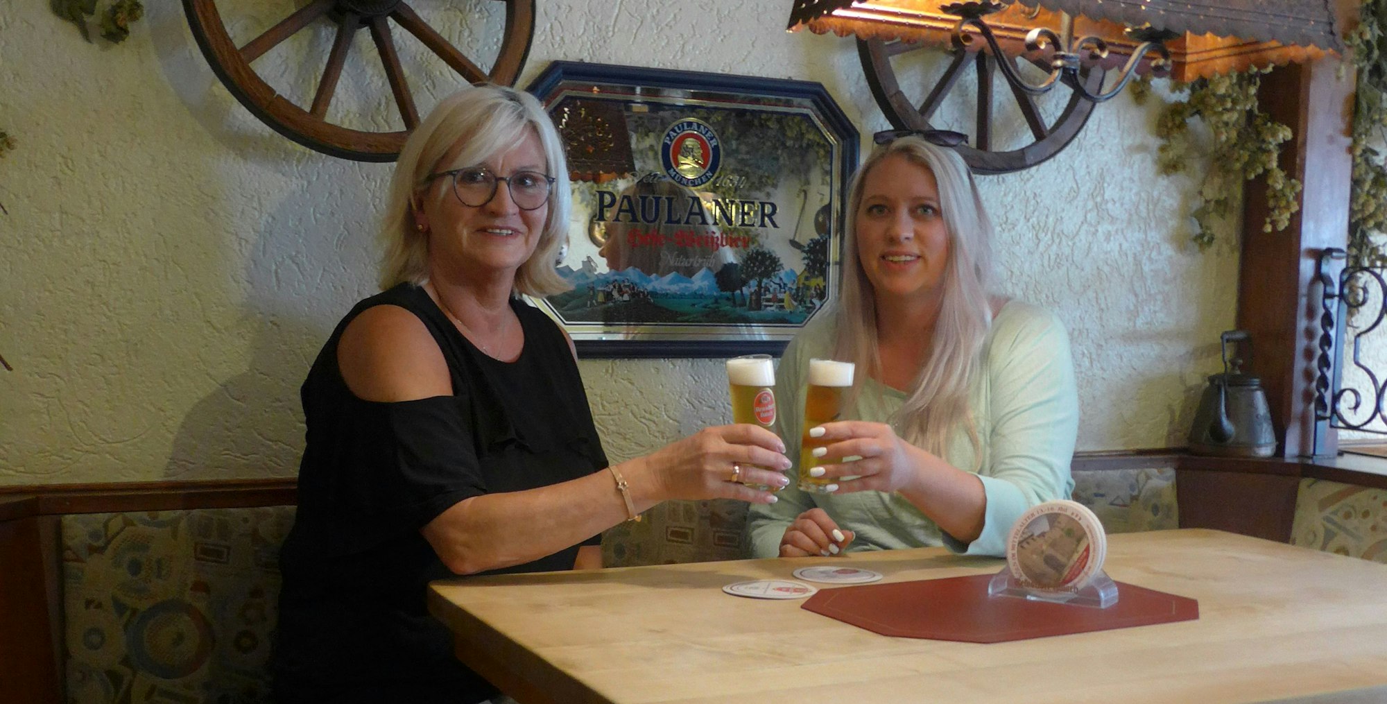 Gabi Fuhrmann und ihre Tochter Patricia Schmiechen stoßen an.