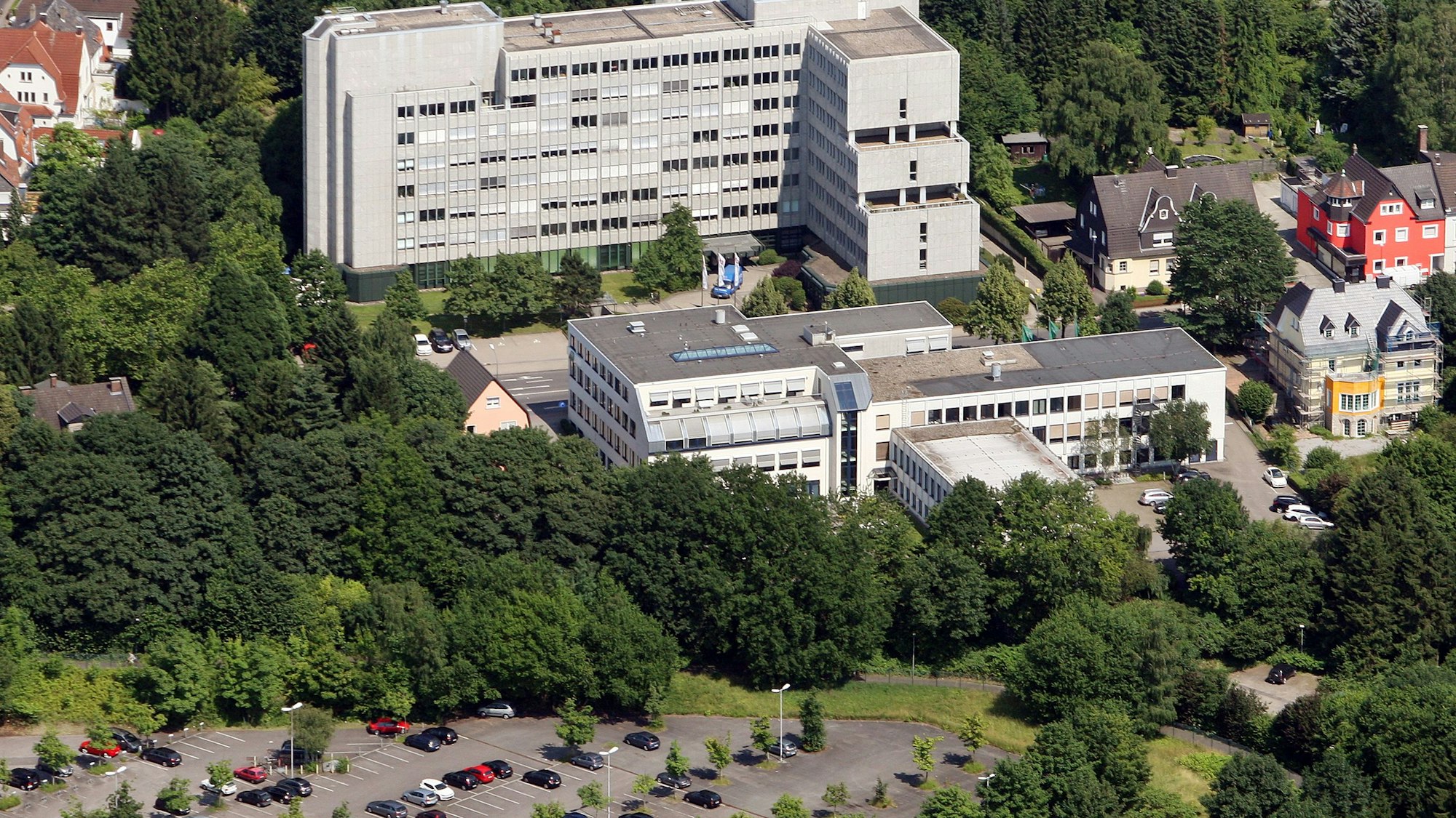 Eine Luftaufnahme: Das AOK-Verwaltungsgebäude - über dem Parkplatz und unter der Arbeitsagentur - wird Sitz der Gladbacher Stadtverwaltung.