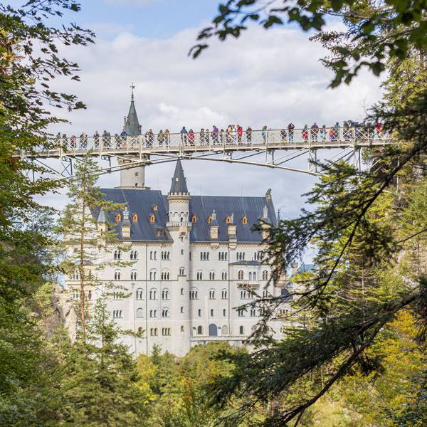 Blick von der Pöllatschlucht auf die Marienbrücke, sowie auf die Südfassade des Schlosses Neuschwanstein in Hohenschwangau bei Füssen. An diesem eigentlich so idyllischen Ort fand am Mittwoch eine Femizid statt.