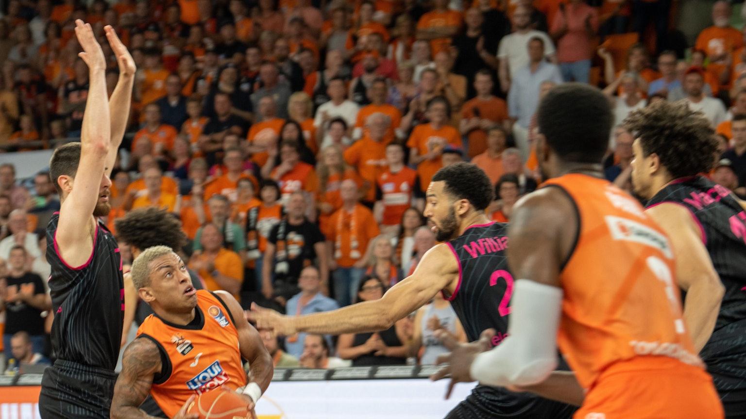 Ulms Yago Mateus dos Santos (M) visiert den Korb.