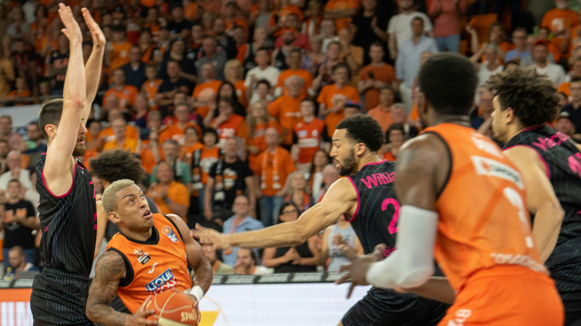 Ulms Yago Mateus dos Santos (M) visiert den Korb.