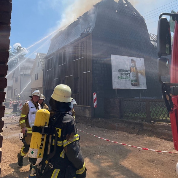 Das Bild zeigt, wie die Feuerwehr versucht, den Brand zu löschen.