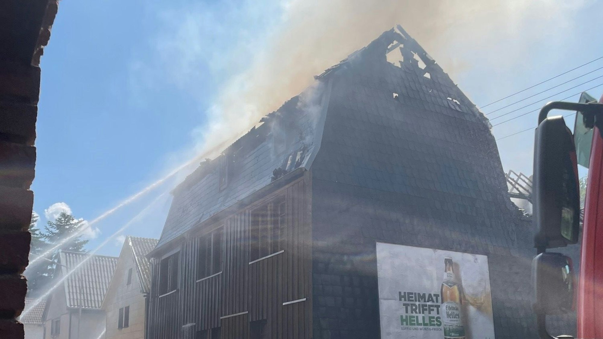 Das Bild zeigt das Wohnhaus in Weyer. Die Feuerwehr versucht zu löschen, was zu löschen ist.