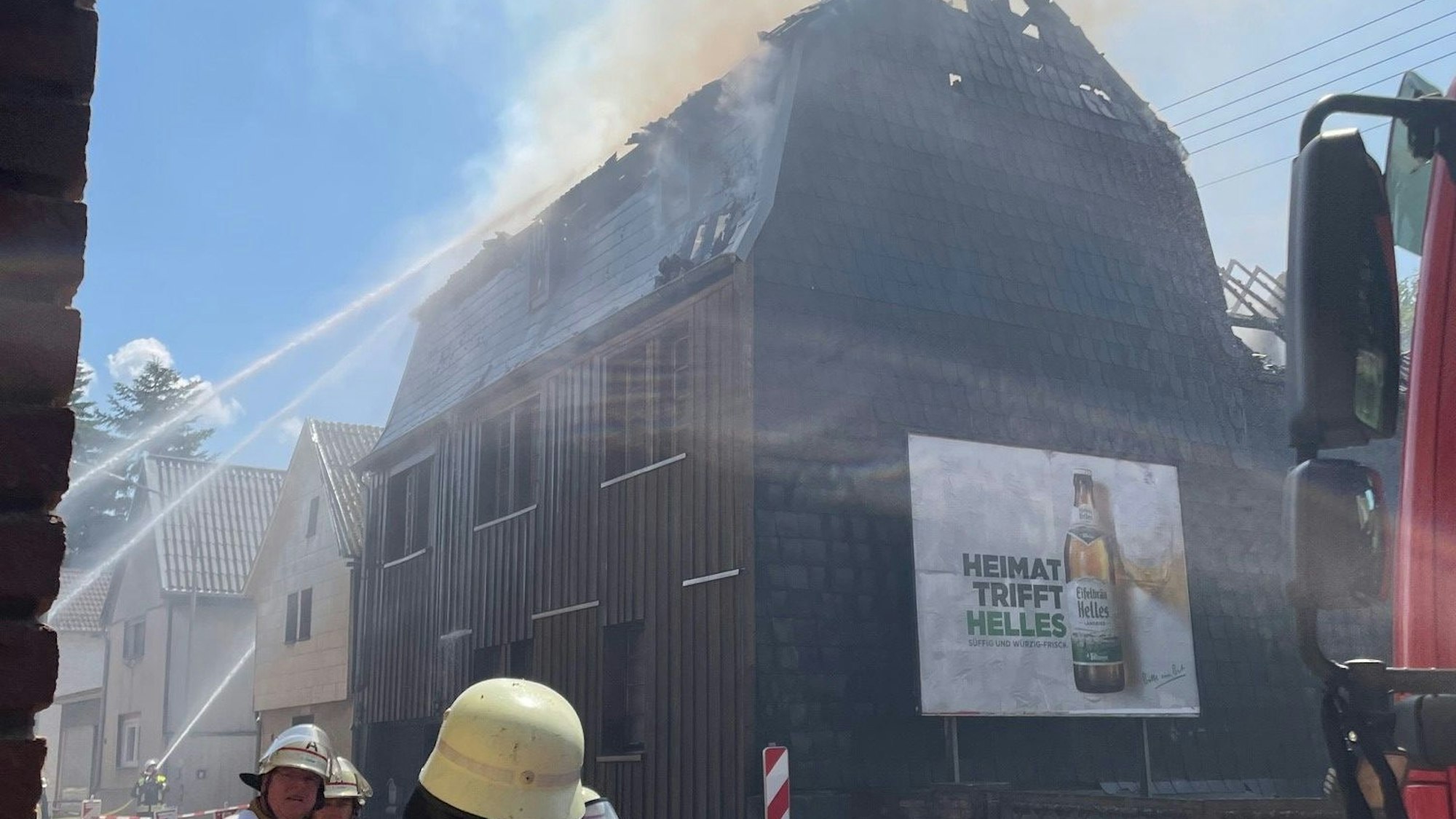 Das Bild zeigt, wie die Feuerwehr versucht, den Brand zu löschen.