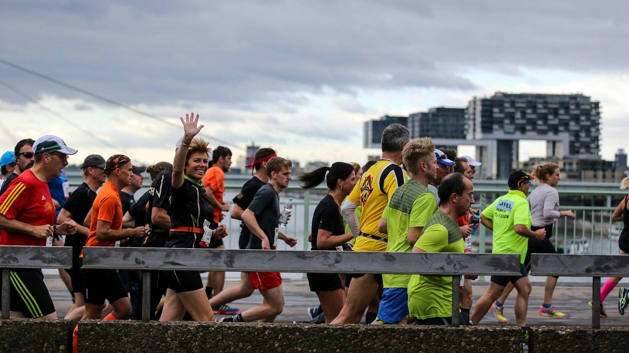 Lauf über die Deutzer Brücke: Der Kölner Marathon wird in diesem Jahr zum 25. Mal ausgetragen.