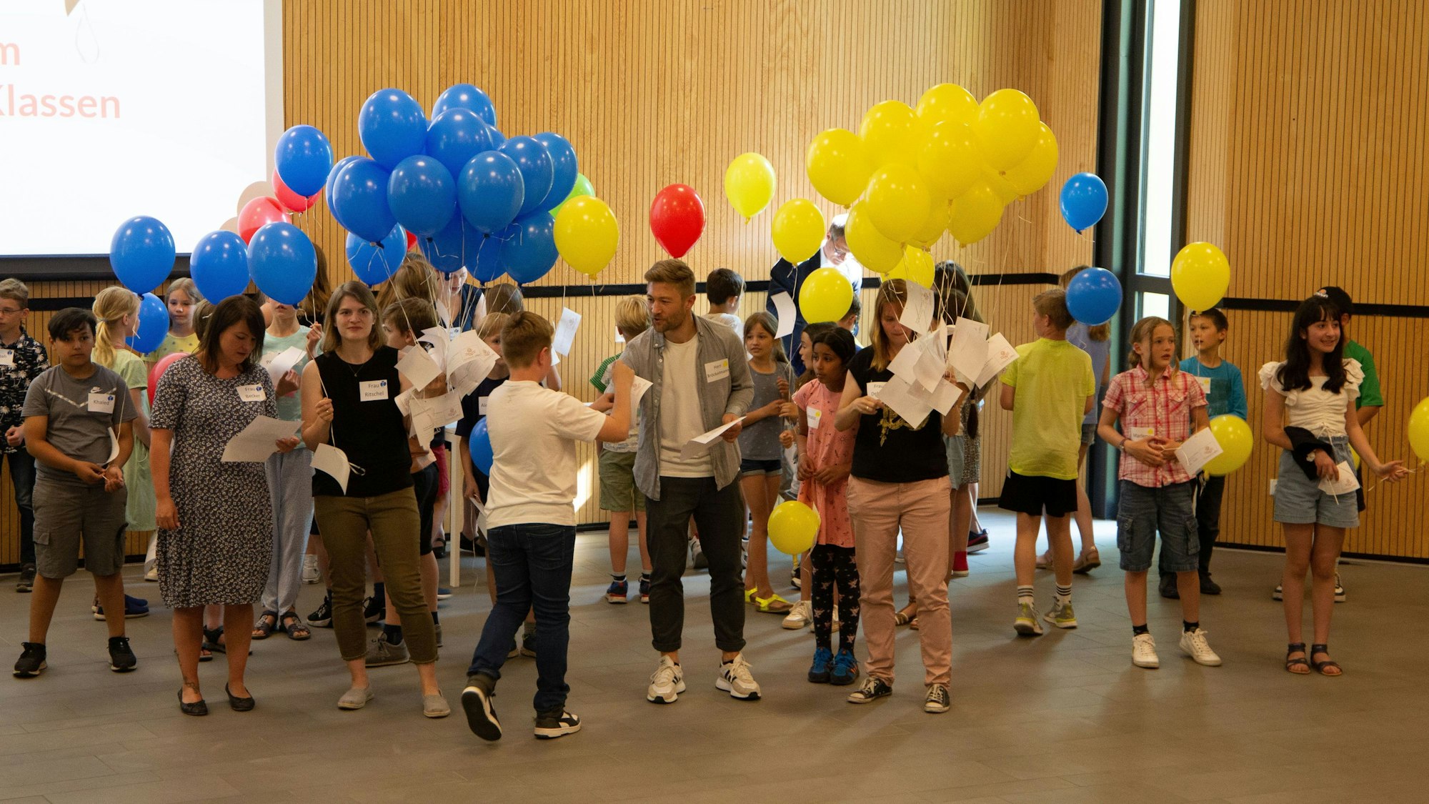 Für 120 Schülerinnen und Schüler der 4. Grundschulklassen und deren Eltern bedeutete der 05.06.2023 ein erstes großes Kennenlernen im neu gegründeten Gymnasium Alfter. Die Spannung war groß, als Sebastian Muders und Henning Tetz (kommissarische Schulleitung) die künftigen Sextanerinnen und Sextaner begrüßten. Schließlich lernten die künftigen Mitschülerinnen und Mitschüler sich und ihre Klassenlehrerinnen und Klassenlehrer zum ersten Mal kennen.