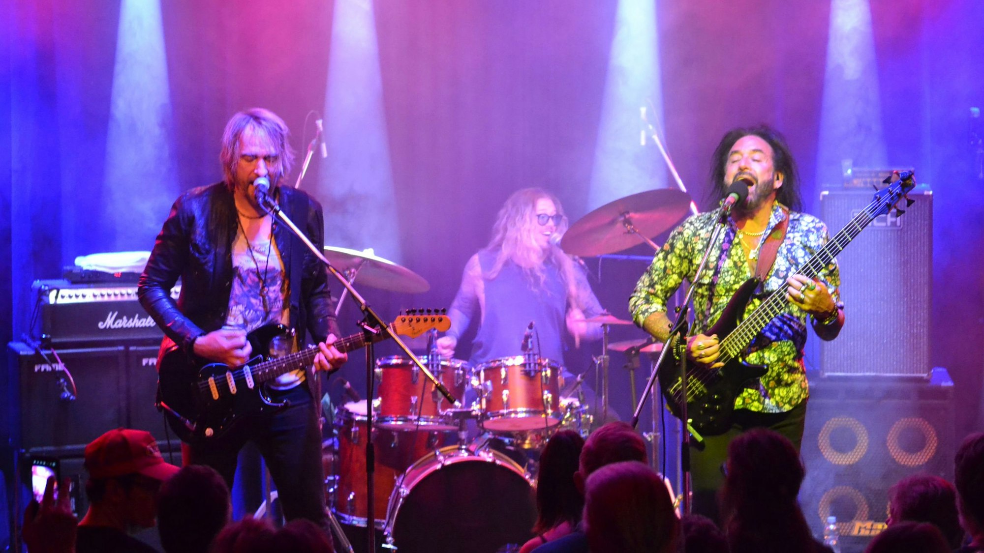 Drei Musiker bei einem Konzert im Zülpicher Live-Proberaum.