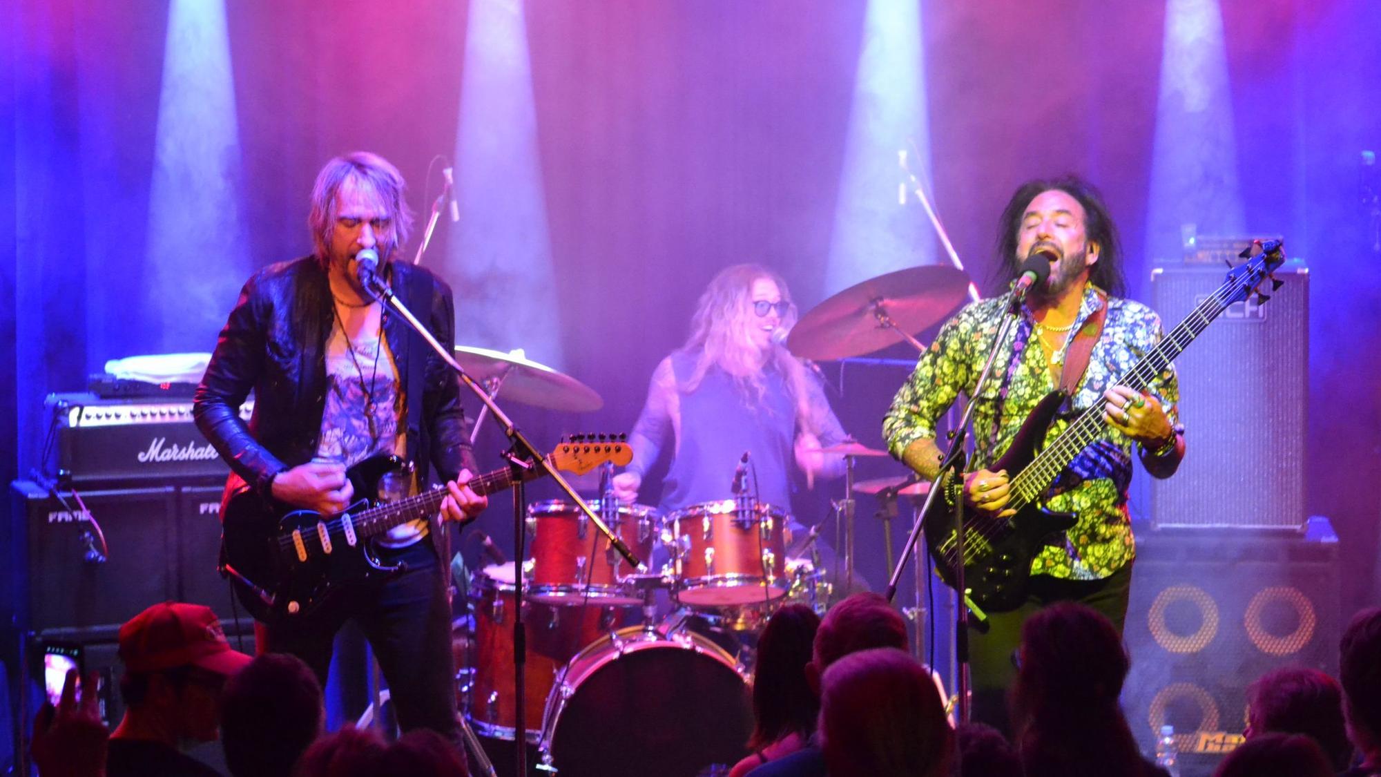 Drei Musiker bei einem Konzert im Zülpicher Live-Proberaum.