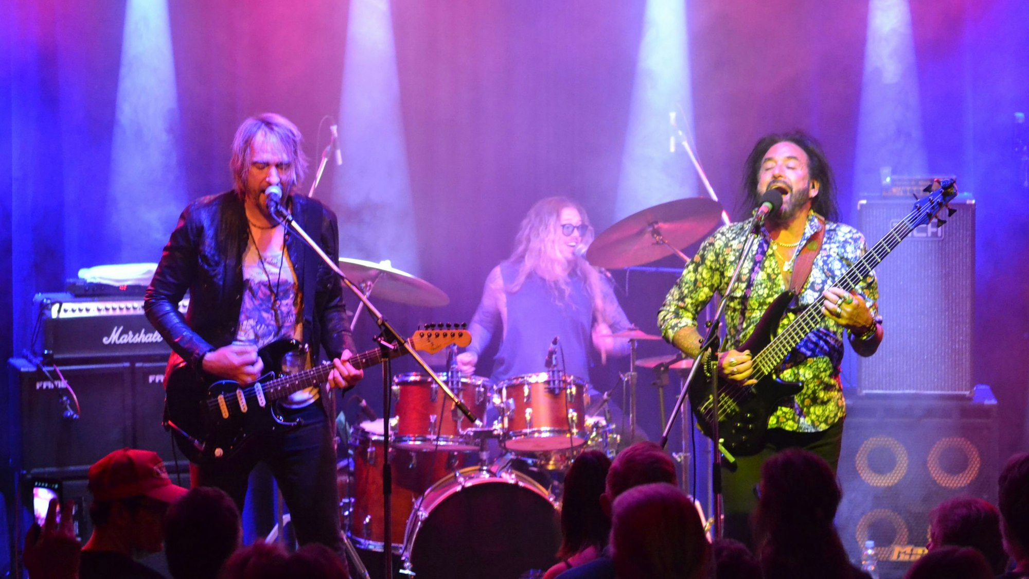 Drei Musiker bei einem Konzert im Zülpicher Live-Proberaum.