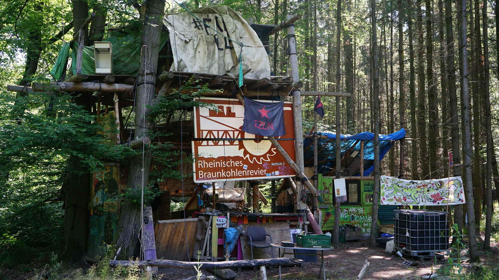 Bild auf ein verwaistes Baumhaus im Hambacher Forst.