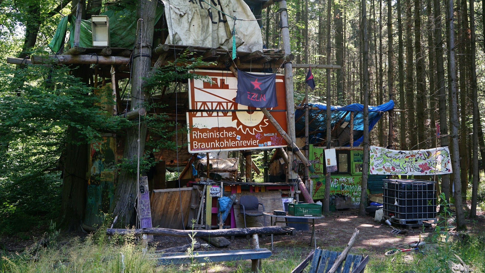 Das Bild zeigt ein Baumhaus im Hambacher Forst.