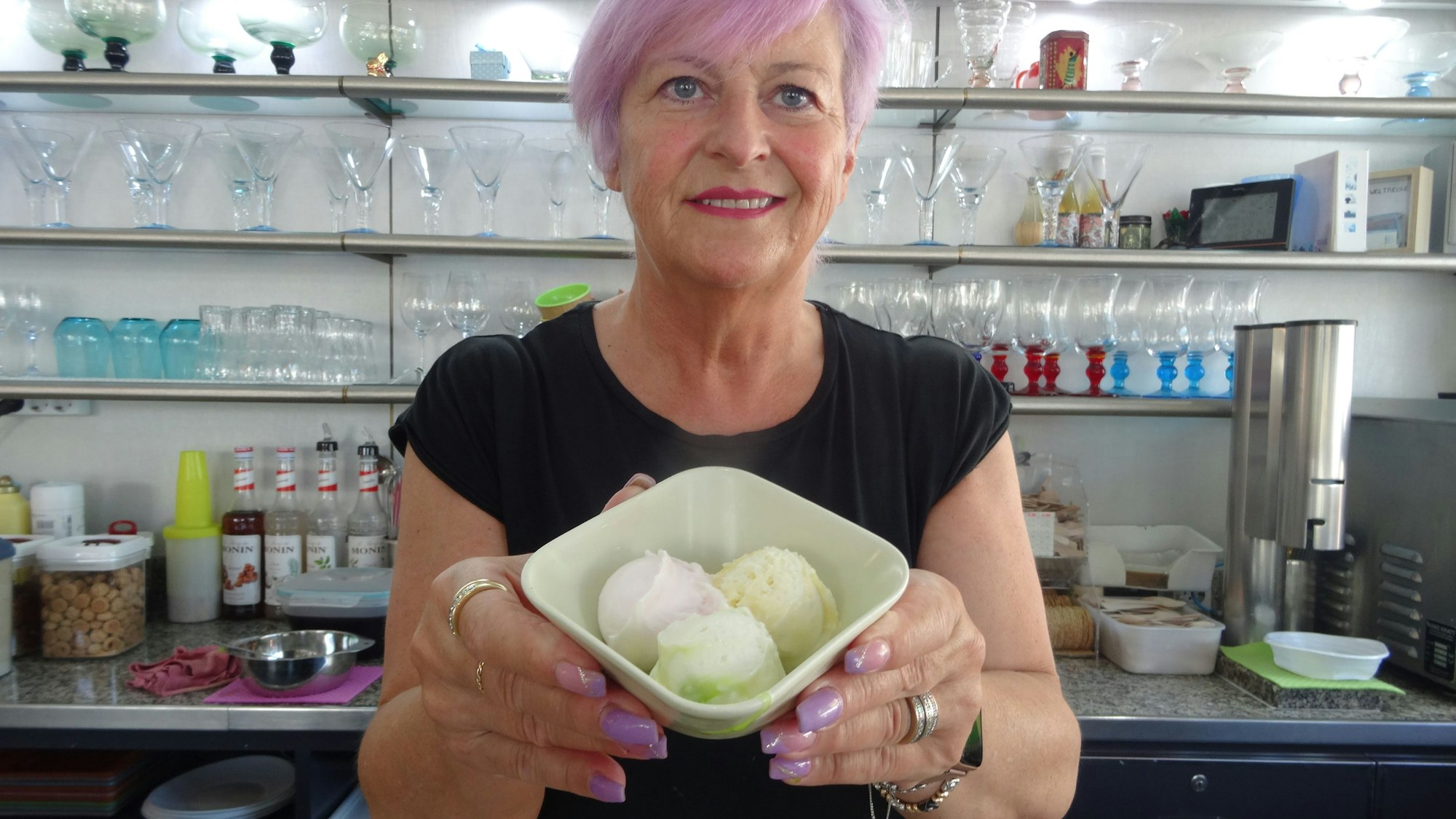 Luciana De Ronch, Chefin des Eiscafés Fontanella in Troisdorf, kreiert dauernd neue Sorten. Aktuell empfiehlt sie Quark-Limette, Grapefruit und Buttermilch-Orange. Ein Schildchen in der Vitrine weist auf das Eis der Woche hin.
