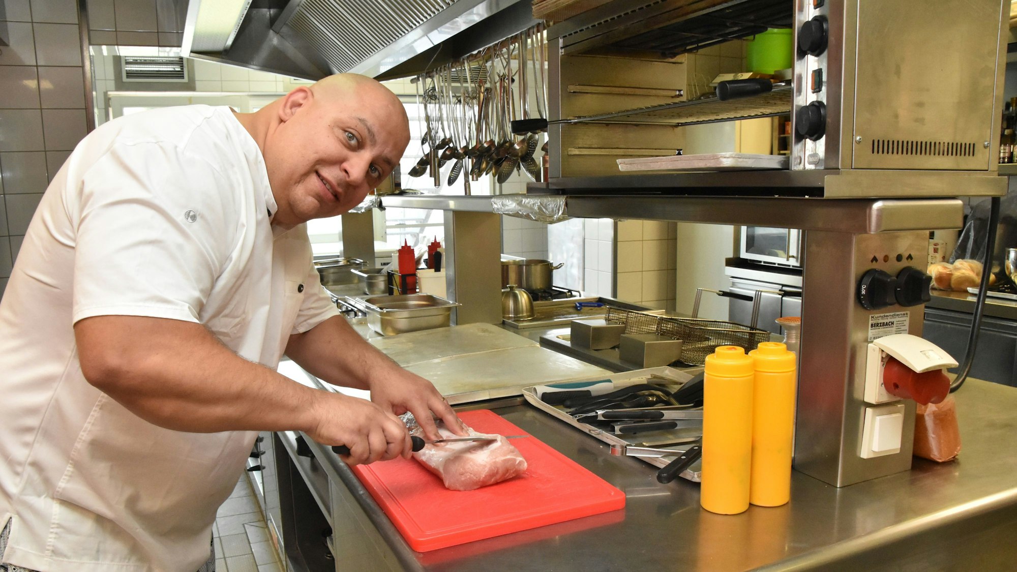 Ein Koch arbeitet in der Küche.