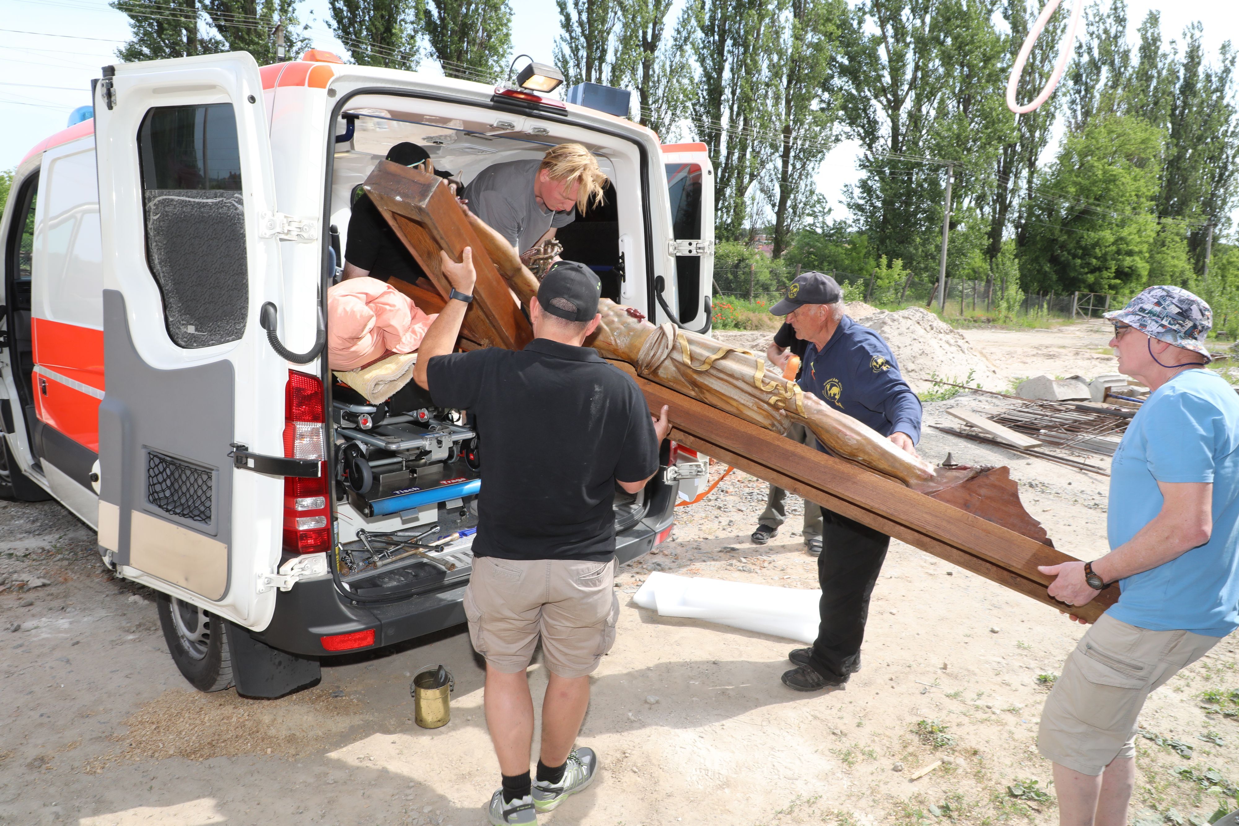 Hilfskonvoi Rumänien Ukraine Juni 2023: Mehrere Männer laden Güter in einen Rettungswagen.