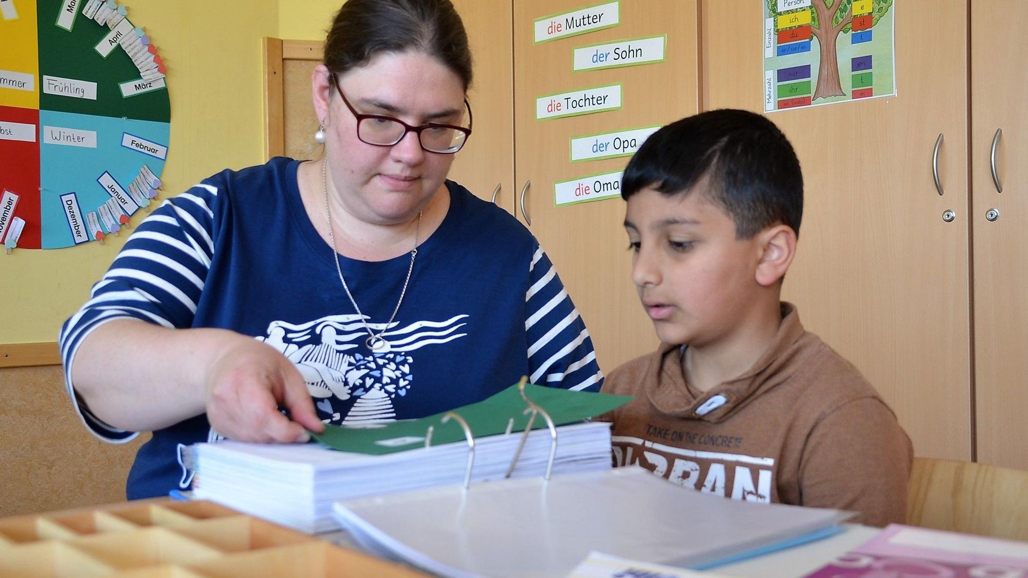 Julia Kötting mit einem Schüler.