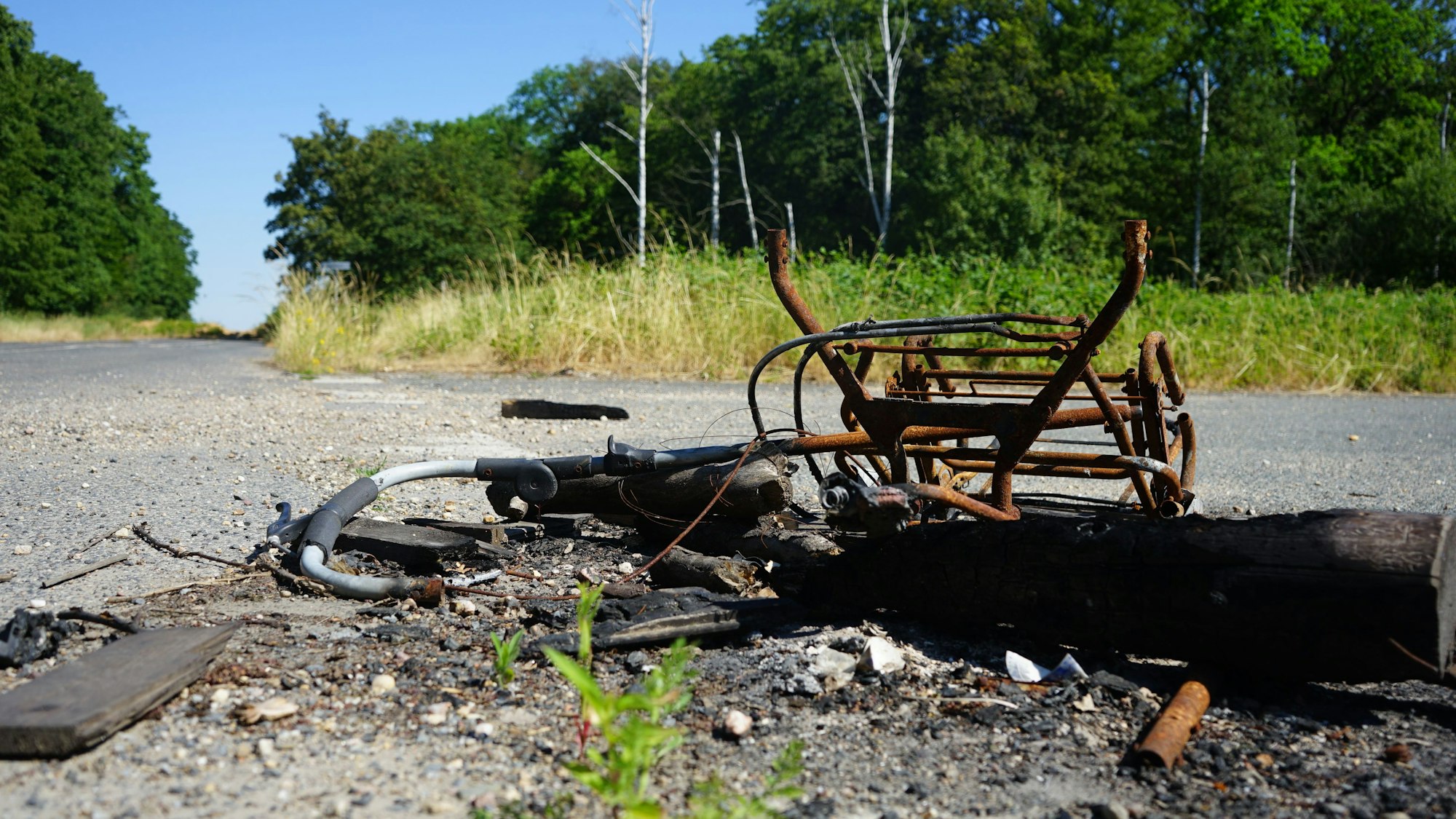 Schrott liegt auf der Straße.