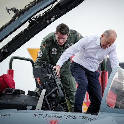 Bundeskanzler Olaf Scholz (SPD, r) steigt neben dem Piloten Steven R. in das Cockpit eines Kampfflugzeugs vom Typ Eurofighter der Luftwaffe bei seinem Besuch des internationalen Luftwaffen-Manövers «Air Defender 2023» auf dem Luftwaffenstützpunkt Jagel.