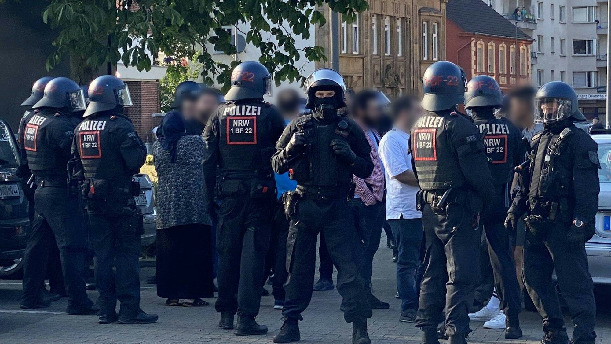 Castrop-Rauxel: Polizisten stehen bei einer Massenschlägerei und schirmen eine Gruppe von Personen ab. Bei der Massenschlägerei zwischen zwei größeren Gruppen sind am Donnerstagabend in Castrop-Rauxel mehrere Menschen schwer verletzt worden.