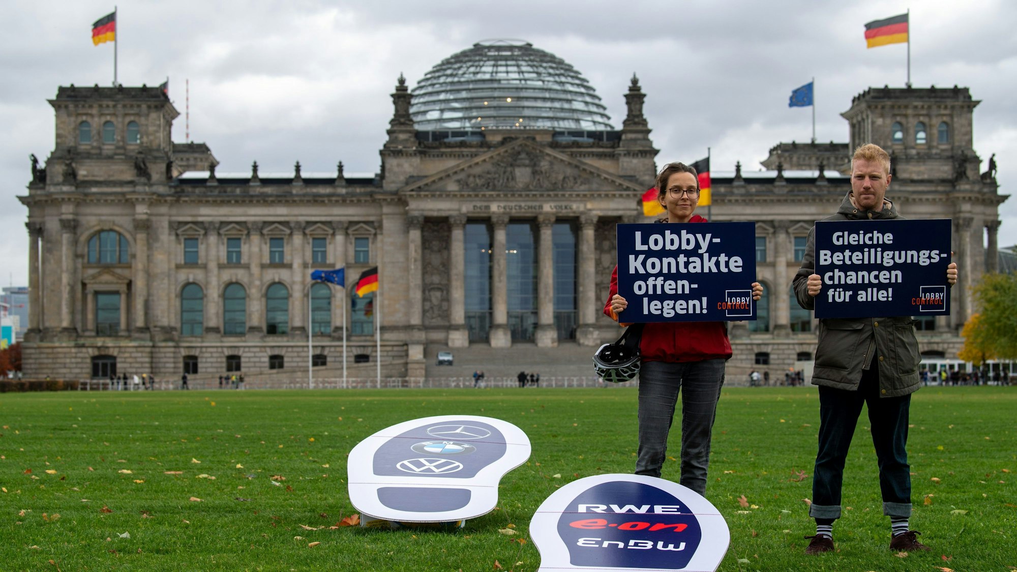 Symbolische, große Fußspuren sind bei einer Aktion des Vereins Lobbycontrol auf dem Platz der Republik vor dem Reichstagsgebäude zu sehen. Mit der Aktion wollten die Aktivisten deutlich machen, wie groß der Einfluss von Lobbyakteuren ist.