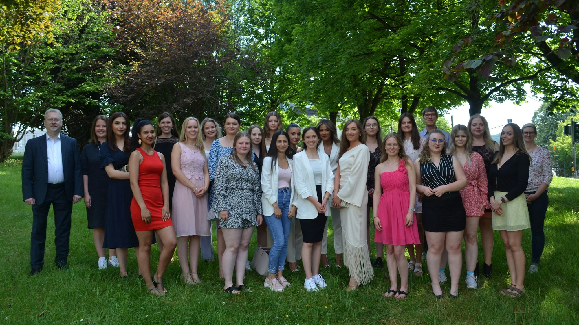 Die jungen Ausbildungsabsolventinnen posieren für ein Gruppenbild.
